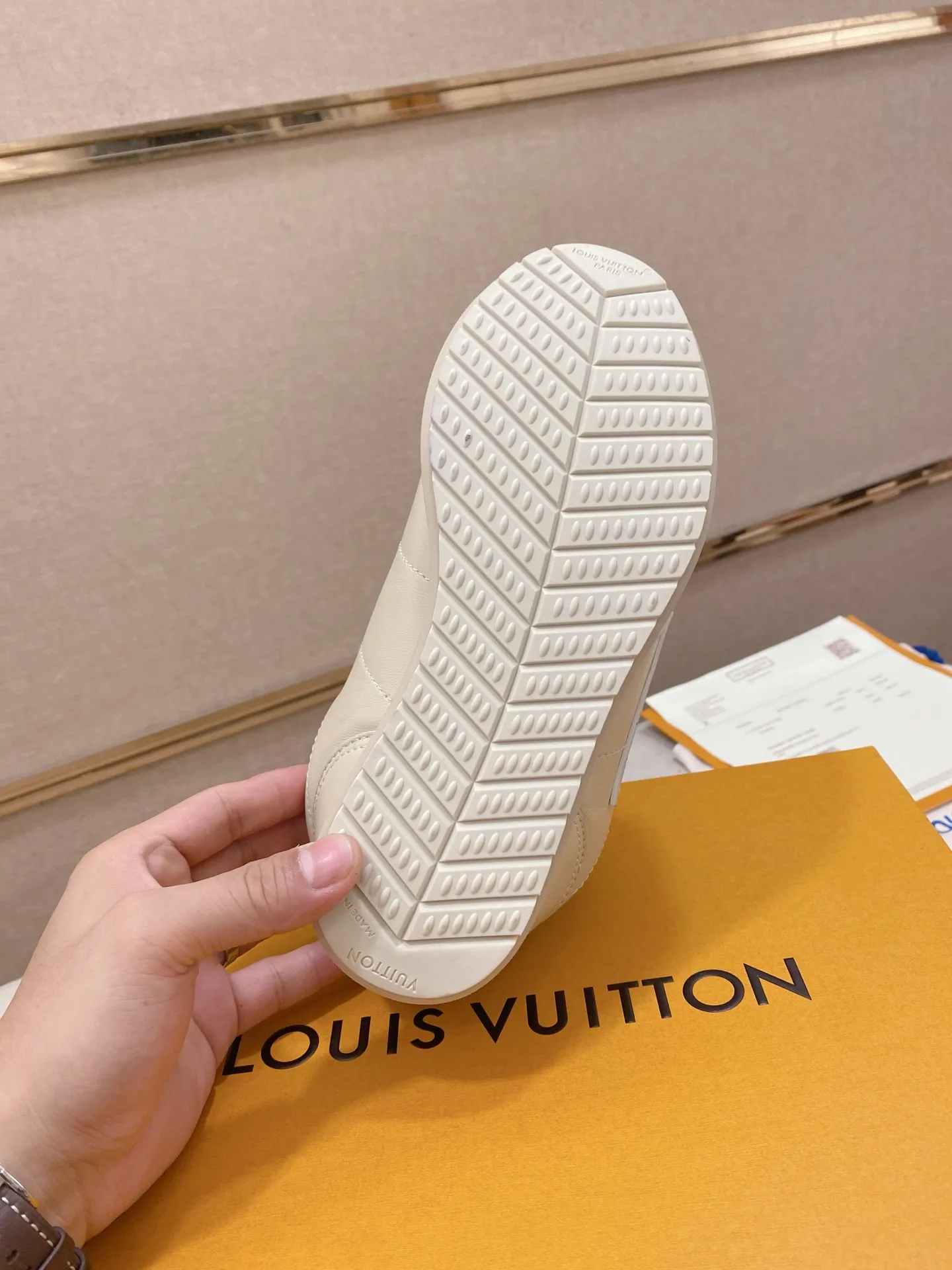 Men's shoes💰: Couple style 700💰LOUIS VUITTON Footint Soccer sneakers‼ ️ The top version, the same sneakers for LV couples. You will look fashionable when you wear them. This Footint Soccer sneaker was unveiled in the 2025 spring and summer series fashion show. The tongue is embellished with the Lvers United badge inspired by the football team. The rubber sole of the foot is decorated with multiple Louis Vuitton logos. The original latest packaging. Fabric: original imported cowhide. Lining: original imported breathable mesh. Foot pad: original injection molding pad. Outsole: original molded T combination outsole. Size: 35-45.